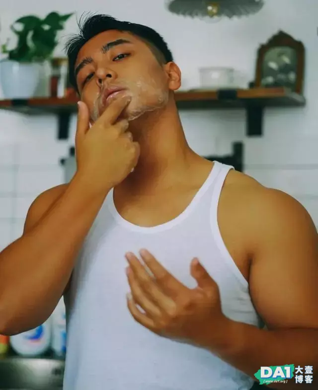 清爽干净的健美男模,棕色的肌肤,健壮身材,立体的五官更显英俊 清爽干净的健美男模,棕色的肌肤,健壮身材,立体的五官更显英俊