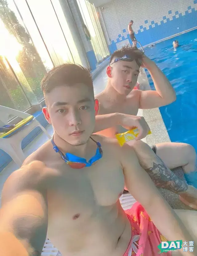 阳光帅气的哥哥和弟弟同框合照,这身材有点壮,画面暖暖的太美了 阳光帅气的哥哥和弟弟同框合照,这身材有点壮,画面暖暖的太美了