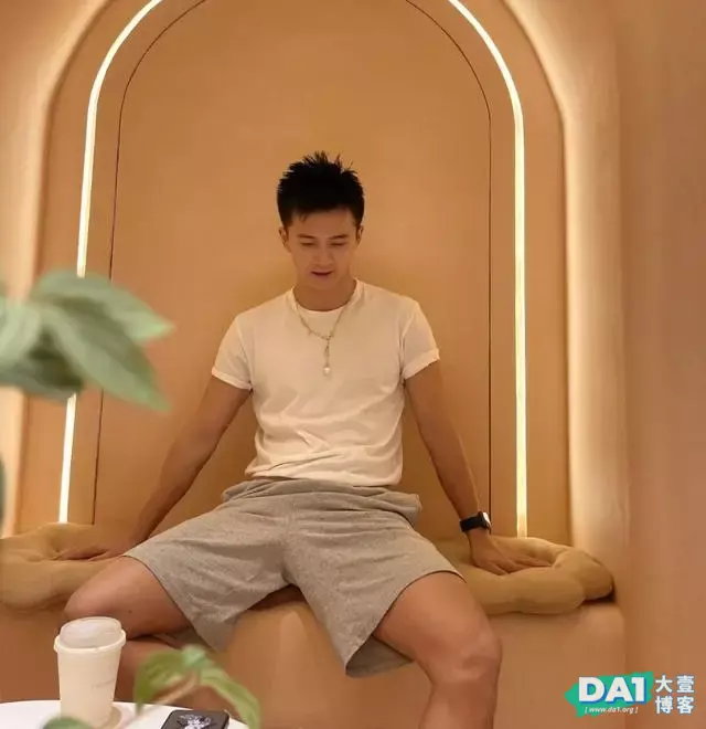 薄肌痞帅的文艺小哥哥,173cm的身高,精瘦的身材却不失阳刚气质 薄肌痞帅的文艺小哥哥,173cm的身高,精瘦的身材却不失阳刚气质