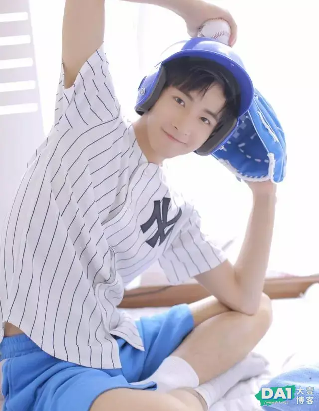 青春活力、阳光帅气的小奶狗,一身橄榄球服,精神有气质,更有型 青春活力、阳光帅气的小奶狗,一身橄榄球服,精神有气质,更有型