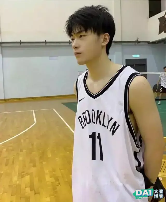 爱运动的薄肌篮球小哥哥,身高186cm,精瘦的身材,阳刚之气爆棚 爱运动的薄肌篮球小哥哥,身高186cm,精瘦的身材,阳刚之气爆棚