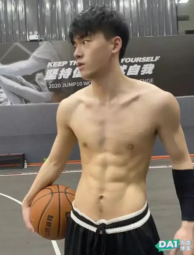 爱运动的薄肌篮球小哥哥,身高186cm,精瘦的身材,阳刚之气爆棚 爱运动的薄肌篮球小哥哥,身高186cm,精瘦的身材,阳刚之气爆棚