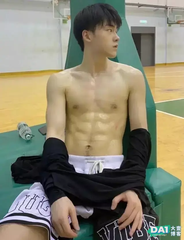 爱运动的薄肌篮球小哥哥,身高186cm,精瘦的身材,阳刚之气爆棚 爱运动的薄肌篮球小哥哥,身高186cm,精瘦的身材,阳刚之气爆棚