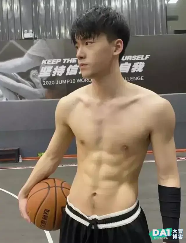 爱运动的薄肌篮球小哥哥,身高186cm,精瘦的身材,阳刚之气爆棚 爱运动的薄肌篮球小哥哥,身高186cm,精瘦的身材,阳刚之气爆棚