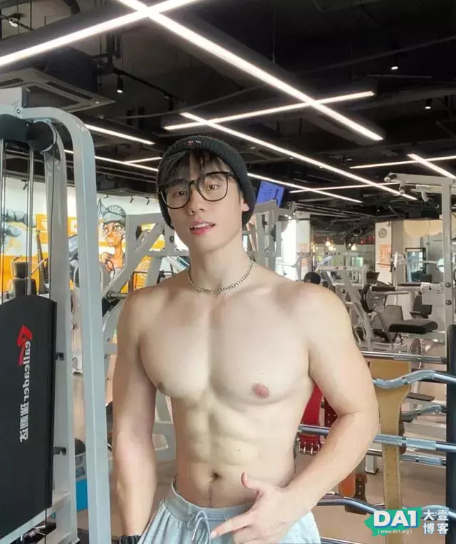 身高183cm山东体院00后大1男生,瘦高又结实的身材更显阳刚帅酷! 身高183cm山东体院00后大1男生,瘦高又结实的身材更显阳刚帅酷!