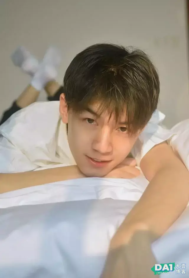 满脸稚嫩五官长得很迷人的男生,来自重庆阳光干净的小奶狗 满脸稚嫩五官长得很迷人的男生,来自重庆阳光干净的小奶狗