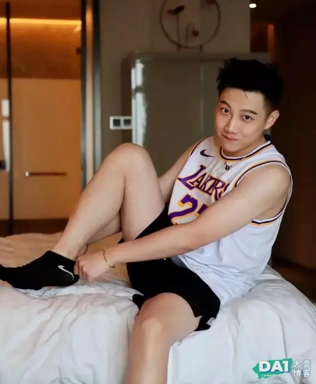 清新干净的文艺青年小哥哥,一张笑脸阳光英俊,他把少年感拉满了 清新干净的文艺青年小哥哥,一张笑脸阳光英俊,他把少年感拉满了