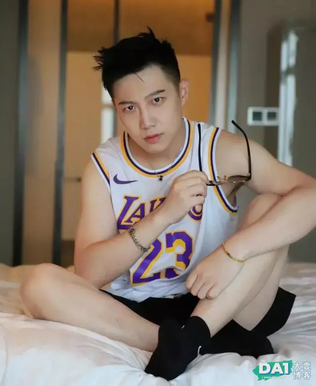 清新干净的文艺青年小哥哥,一张笑脸阳光英俊,他把少年感拉满了 清新干净的文艺青年小哥哥,一张笑脸阳光英俊,他把少年感拉满了