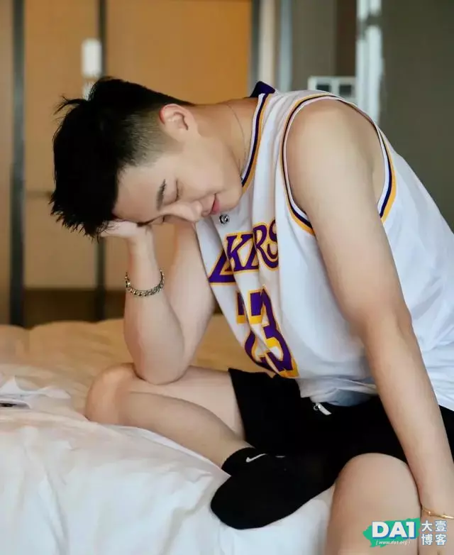 清新干净的文艺青年小哥哥,一张笑脸阳光英俊,他把少年感拉满了 清新干净的文艺青年小哥哥,一张笑脸阳光英俊,他把少年感拉满了