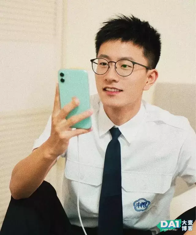 阳光帅气的容颜,长相酷似“杨洋”的男生,气质满满的文艺小奶狗 阳光帅气的容颜,长相酷似“杨洋”的男生,气质满满的文艺小奶狗
