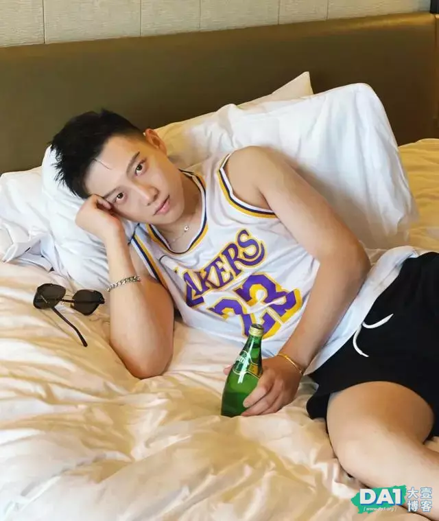 清新干净的文艺青年小哥哥,一张笑脸阳光英俊,他把少年感拉满了 清新干净的文艺青年小哥哥,一张笑脸阳光英俊,他把少年感拉满了
