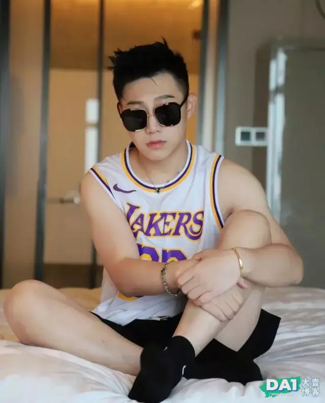 清新干净的文艺青年小哥哥,一张笑脸阳光英俊,他把少年感拉满了 清新干净的文艺青年小哥哥,一张笑脸阳光英俊,他把少年感拉满了