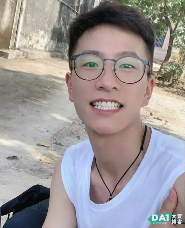 阳光帅气的容颜,长相酷似“杨洋”的男生,气质满满的文艺小奶狗 阳光帅气的容颜,长相酷似“杨洋”的男生,气质满满的文艺小奶狗