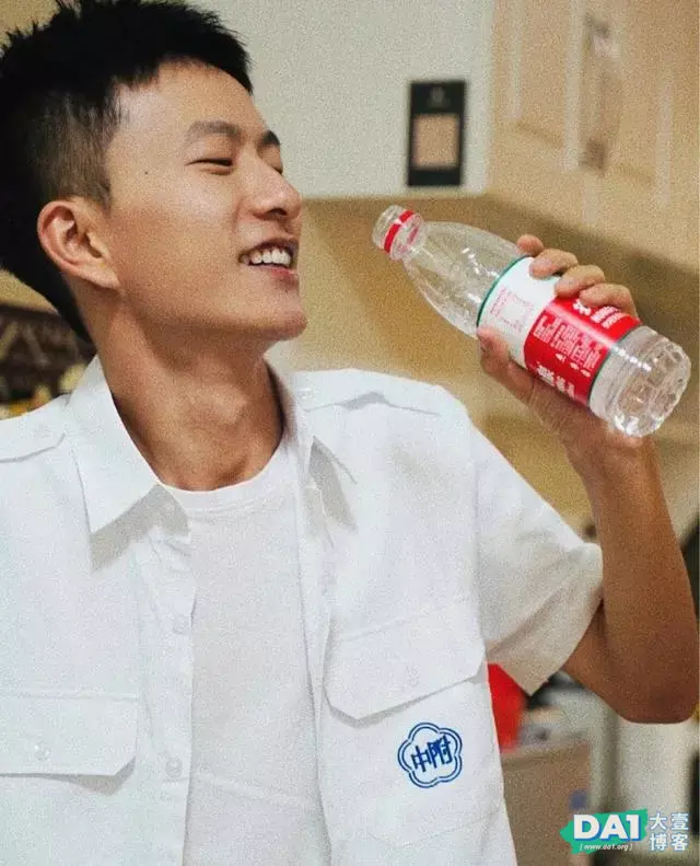 阳光帅气的容颜,长相酷似“杨洋”的男生,气质满满的文艺小奶狗 阳光帅气的容颜,长相酷似“杨洋”的男生,气质满满的文艺小奶狗