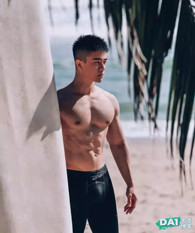 精致帅气的健身男模,纤细腰身,倒三角身材,浑身散发阳刚魅力! 精致帅气的健身男模,纤细腰身,倒三角身材,浑身散发阳刚魅力!