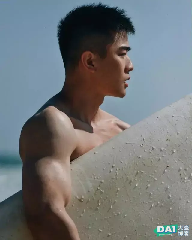 精致帅气的健身男模,纤细腰身,倒三角身材,浑身散发阳刚魅力! 精致帅气的健身男模,纤细腰身,倒三角身材,浑身散发阳刚魅力!