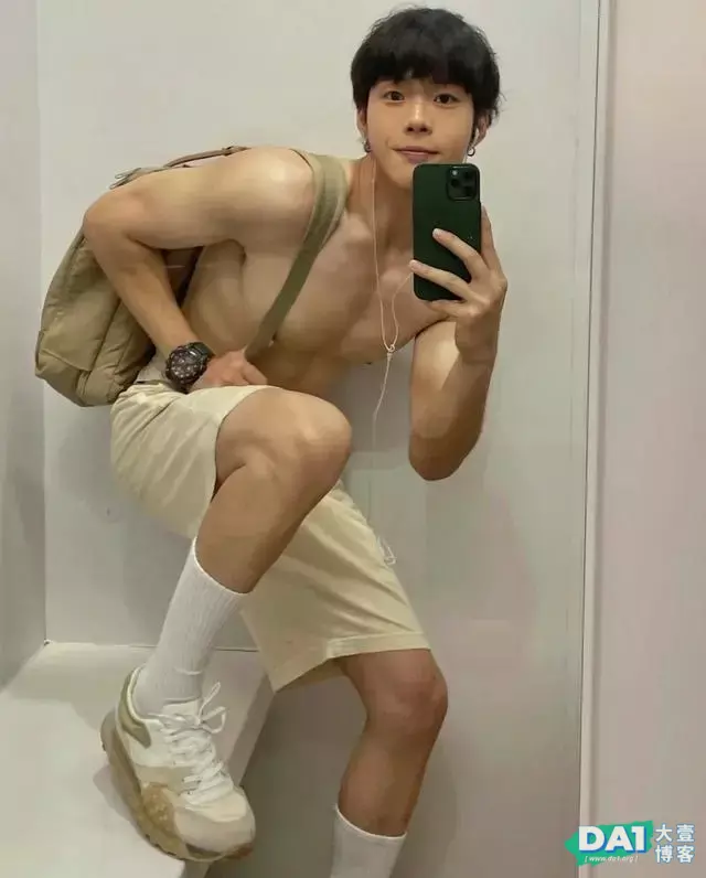稚嫩的容颜,清瘦的身材,00后小哥哥的身材都这么让人羡慕了吗! 稚嫩的容颜,清瘦的身材,00后小哥哥的身材都这么让人羡慕了吗!