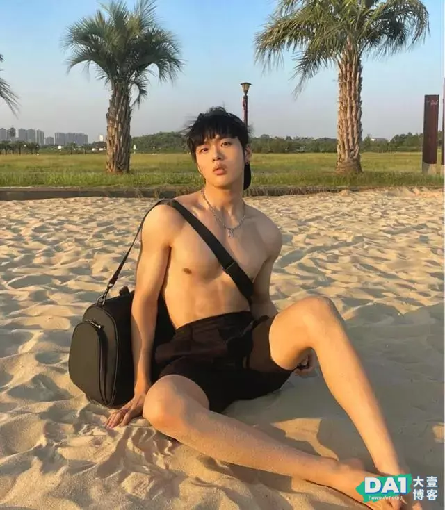 稚嫩的容颜,清瘦的身材,00后小哥哥的身材都这么让人羡慕了吗! 稚嫩的容颜,清瘦的身材,00后小哥哥的身材都这么让人羡慕了吗!