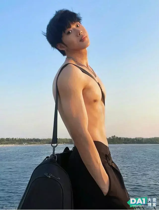 稚嫩的容颜,清瘦的身材,00后小哥哥的身材都这么让人羡慕了吗! 稚嫩的容颜,清瘦的身材,00后小哥哥的身材都这么让人羡慕了吗!