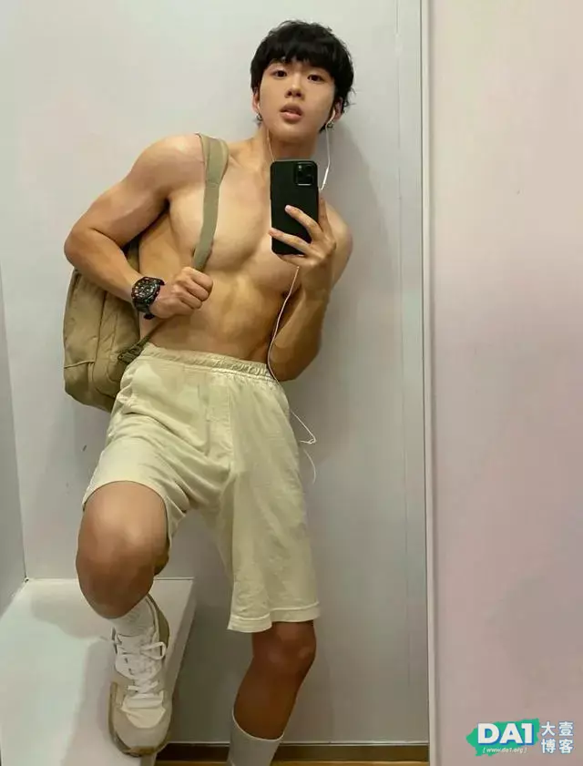 稚嫩的容颜,清瘦的身材,00后小哥哥的身材都这么让人羡慕了吗! 稚嫩的容颜,清瘦的身材,00后小哥哥的身材都这么让人羡慕了吗!