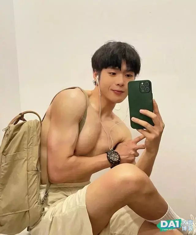 稚嫩的容颜,清瘦的身材,00后小哥哥的身材都这么让人羡慕了吗! 稚嫩的容颜,清瘦的身材,00后小哥哥的身材都这么让人羡慕了吗!