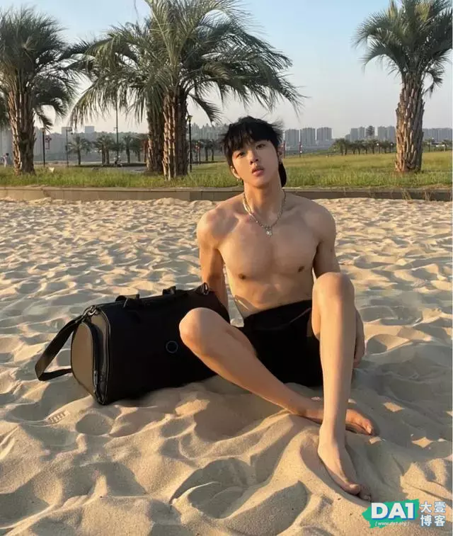 稚嫩的容颜,清瘦的身材,00后小哥哥的身材都这么让人羡慕了吗! 稚嫩的容颜,清瘦的身材,00后小哥哥的身材都这么让人羡慕了吗!