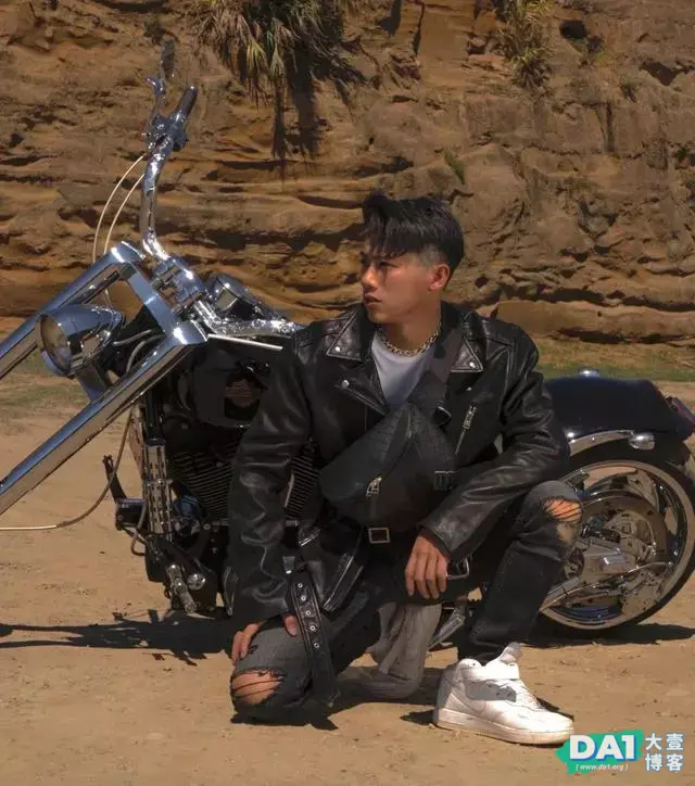 秋季粗犷野生型男,00后的肌肉小奶狗机车服穿搭,有型更显痞帅酷 秋季粗犷野生型男,00后的肌肉小奶狗机车服穿搭,有型更显痞帅酷