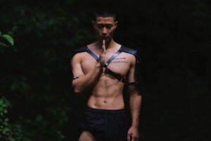 野外丛林男体摄影,暗黑系肌肉小哥哥,野性来袭,结实健壮有魅力-大壹博客
