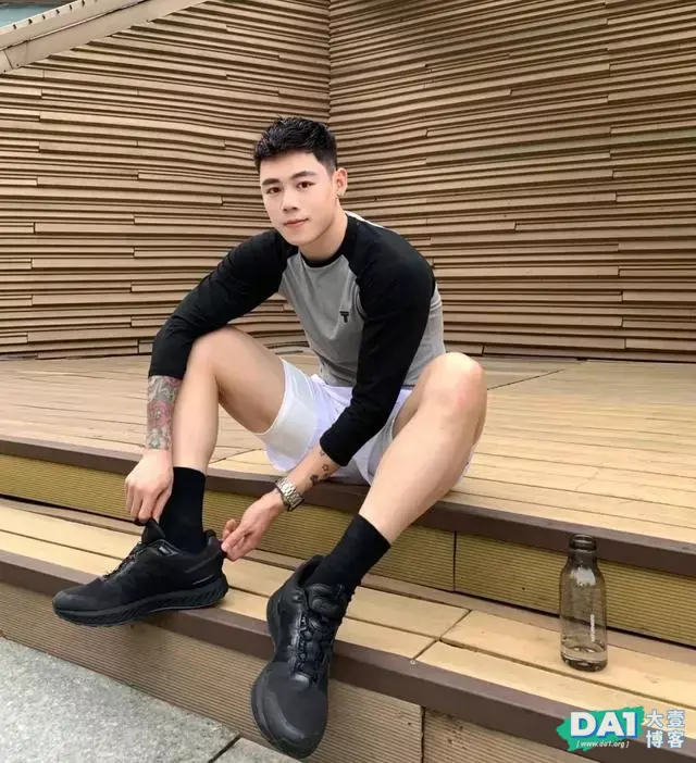 男生初秋晨跑这样穿,果然气质非同一般,好看更显身材与运动范! 男生初秋晨跑这样穿,果然气质非同一般,好看更显身材与运动范!