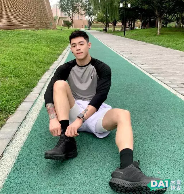 男生初秋晨跑这样穿,果然气质非同一般,好看更显身材与运动范! 男生初秋晨跑这样穿,果然气质非同一般,好看更显身材与运动范!