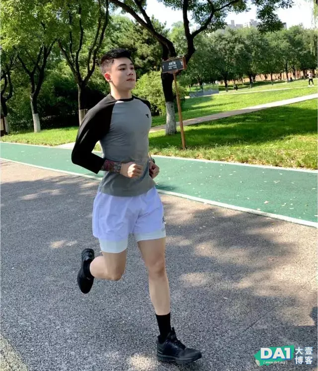 男生初秋晨跑这样穿,果然气质非同一般,好看更显身材与运动范! 男生初秋晨跑这样穿,果然气质非同一般,好看更显身材与运动范!