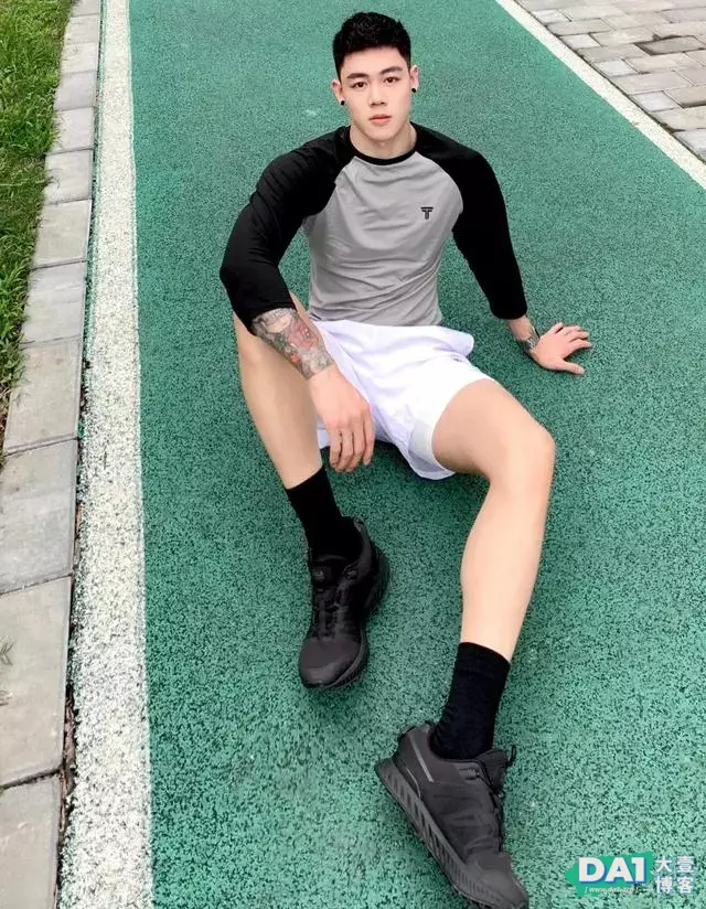 男生初秋晨跑这样穿,果然气质非同一般,好看更显身材与运动范! 男生初秋晨跑这样穿,果然气质非同一般,好看更显身材与运动范!