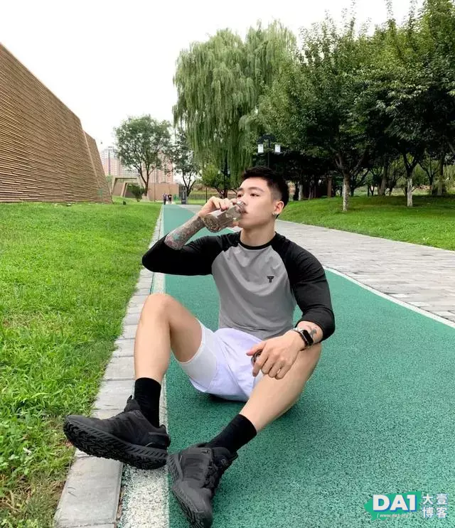 男生初秋晨跑这样穿,果然气质非同一般,好看更显身材与运动范! 男生初秋晨跑这样穿,果然气质非同一般,好看更显身材与运动范!
