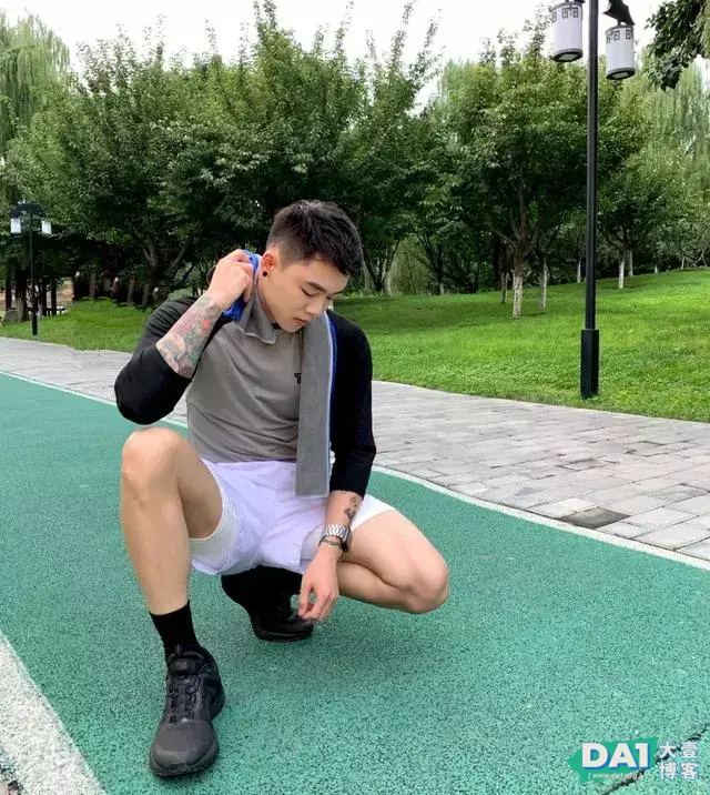 男生初秋晨跑这样穿,果然气质非同一般,好看更显身材与运动范! 男生初秋晨跑这样穿,果然气质非同一般,好看更显身材与运动范!