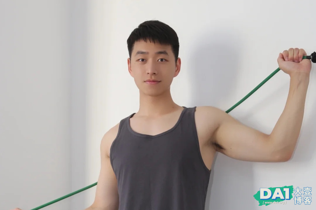 干净的外形，阳光的气质，居家宅男在家健身，竟然也有这么好身材-大壹博客
