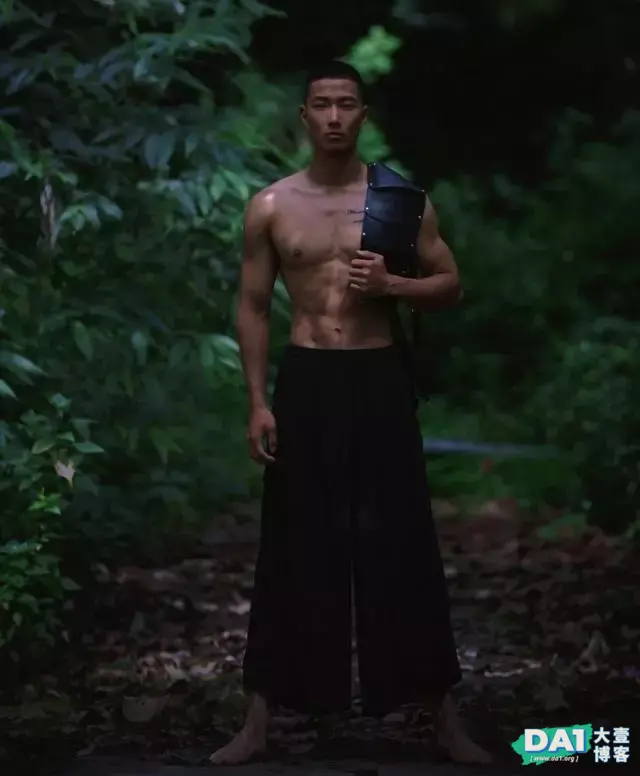 野外丛林男体摄影,暗黑系肌肉小哥哥,野性来袭,结实健壮有魅力 野外丛林男体摄影,暗黑系肌肉小哥哥,野性来袭,结实健壮有魅力