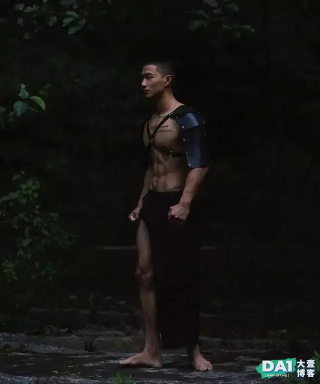 野外丛林男体摄影,暗黑系肌肉小哥哥,野性来袭,结实健壮有魅力 野外丛林男体摄影,暗黑系肌肉小哥哥,野性来袭,结实健壮有魅力
