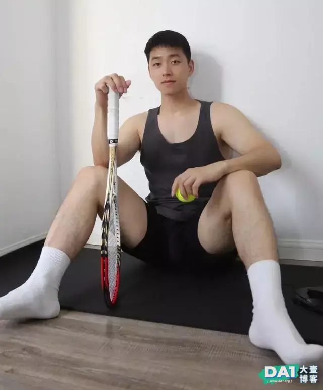 干净的外形,阳光的气质,居家宅男在家健身,竟然也有这么好身材 干净的外形,阳光的气质,居家宅男在家健身,竟然也有这么好身材