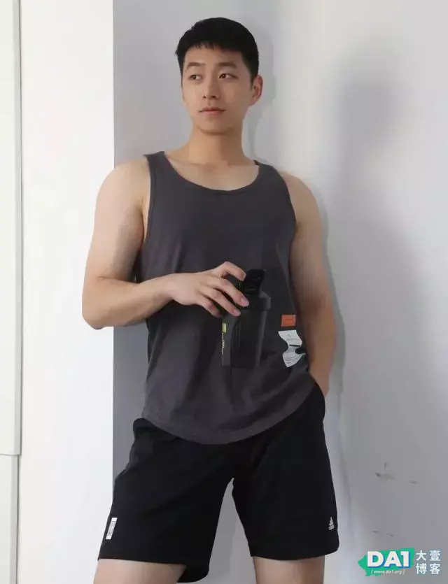 干净的外形,阳光的气质,居家宅男在家健身,竟然也有这么好身材 干净的外形,阳光的气质,居家宅男在家健身,竟然也有这么好身材