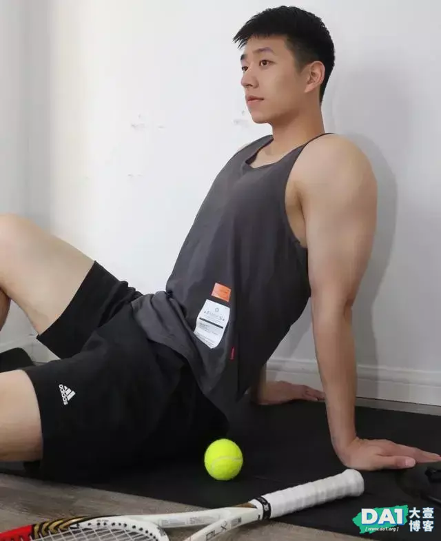 干净的外形,阳光的气质,居家宅男在家健身,竟然也有这么好身材 干净的外形,阳光的气质,居家宅男在家健身,竟然也有这么好身材