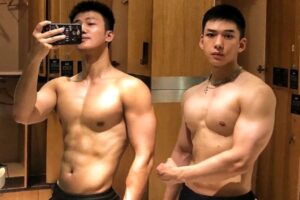 六块腹肌00后体育生私教，宽肩窄腰八块腹肌，你要做他的健身CP吗-大壹博客