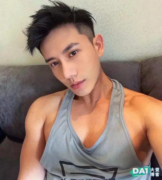 高鼻梁寸头小狼狗,这搓衣板腹肌也太迷人了,晒黑之后更有魅力! 高鼻梁寸头小狼狗,这搓衣板腹肌也太迷人了,晒黑之后更有魅力!