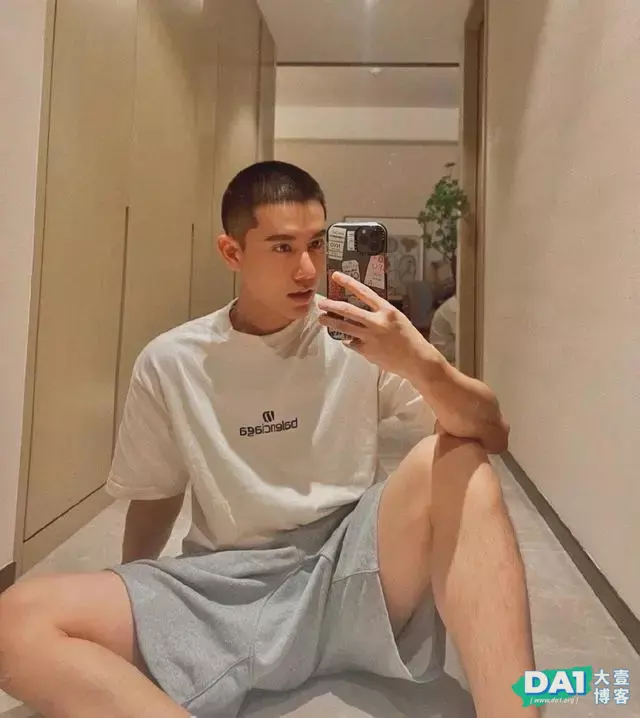 高鼻梁寸头小狼狗,这搓衣板腹肌也太迷人了,晒黑之后更有魅力! 高鼻梁寸头小狼狗,这搓衣板腹肌也太迷人了,晒黑之后更有魅力!