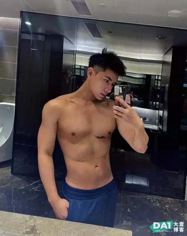 高鼻梁寸头小狼狗,这搓衣板腹肌也太迷人了,晒黑之后更有魅力! 高鼻梁寸头小狼狗,这搓衣板腹肌也太迷人了,晒黑之后更有魅力!