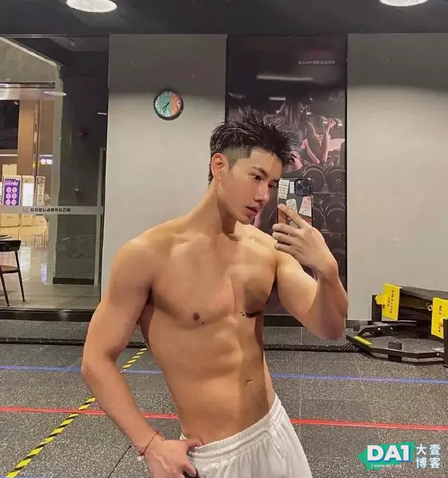 高鼻梁寸头小狼狗,这搓衣板腹肌也太迷人了,晒黑之后更有魅力! 高鼻梁寸头小狼狗,这搓衣板腹肌也太迷人了,晒黑之后更有魅力!