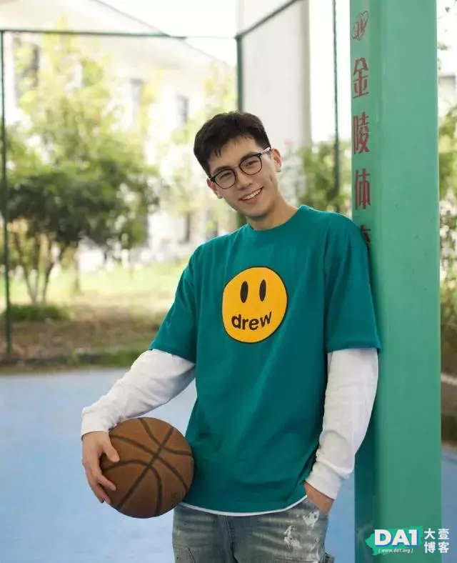 刘昊然胡歌的结合体!甜甜的笑,让我掉进这个00后男孩的酒窝里了 刘昊然胡歌的结合体!甜甜的笑,让我掉进这个00后男孩的酒窝里了