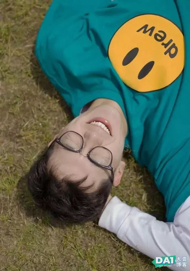 刘昊然胡歌的结合体!甜甜的笑,让我掉进这个00后男孩的酒窝里了 刘昊然胡歌的结合体!甜甜的笑,让我掉进这个00后男孩的酒窝里了