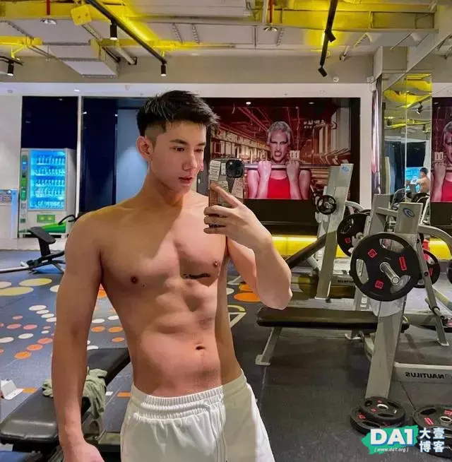 高鼻梁寸头小狼狗,这搓衣板腹肌也太迷人了,晒黑之后更有魅力! 高鼻梁寸头小狼狗,这搓衣板腹肌也太迷人了,晒黑之后更有魅力!