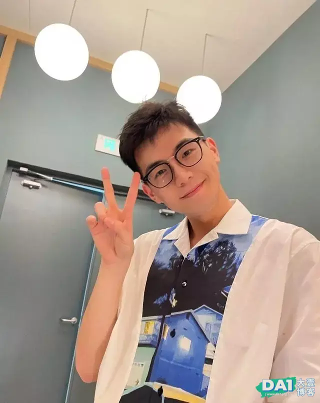 刘昊然胡歌的结合体!甜甜的笑,让我掉进这个00后男孩的酒窝里了 刘昊然胡歌的结合体!甜甜的笑,让我掉进这个00后男孩的酒窝里了