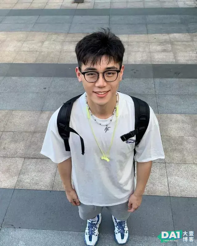 刘昊然胡歌的结合体!甜甜的笑,让我掉进这个00后男孩的酒窝里了 刘昊然胡歌的结合体!甜甜的笑,让我掉进这个00后男孩的酒窝里了